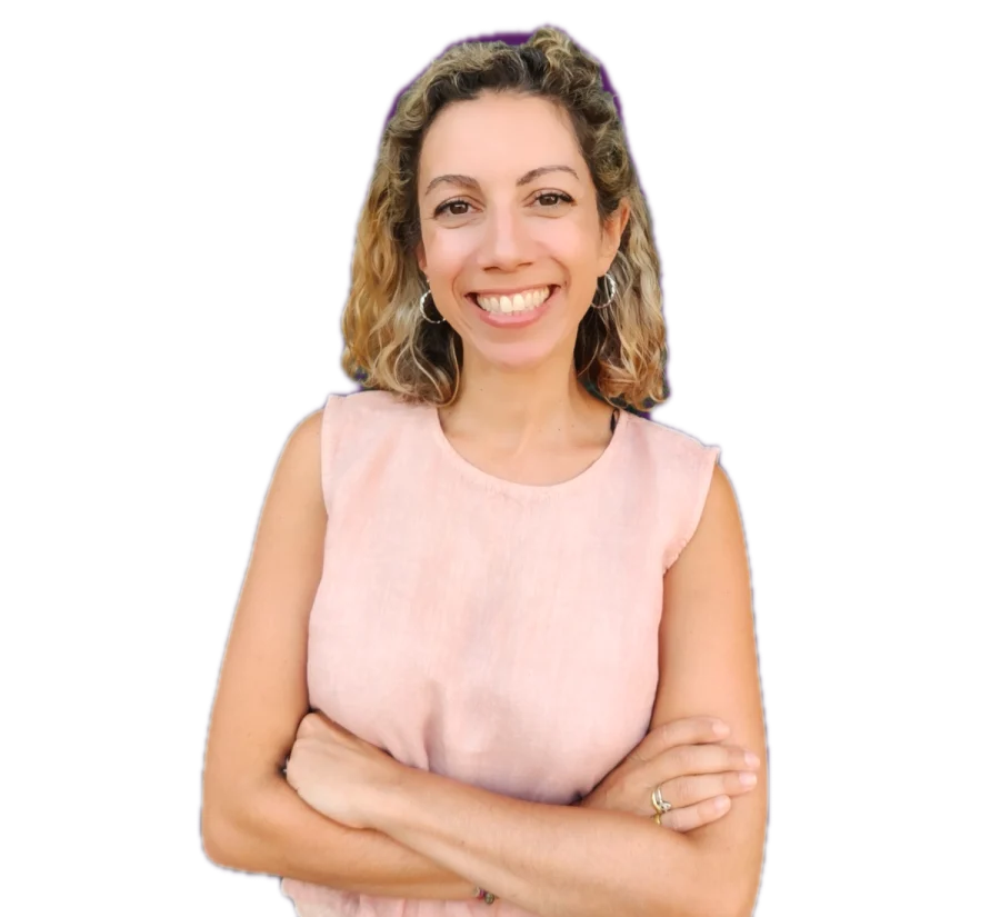Bárbara Couto, de braços cruzados, a sorrir
