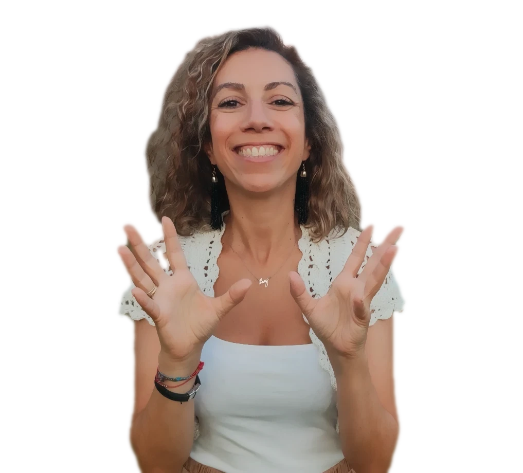 Bárbara Couto, a sorrir, de mãos abertas